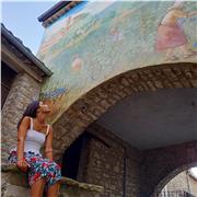 Laureata in Scienze della Mediazione linguistica offre lezioni di inglese e materie umanistiche a bambini e studenti di scuole medie e superiori